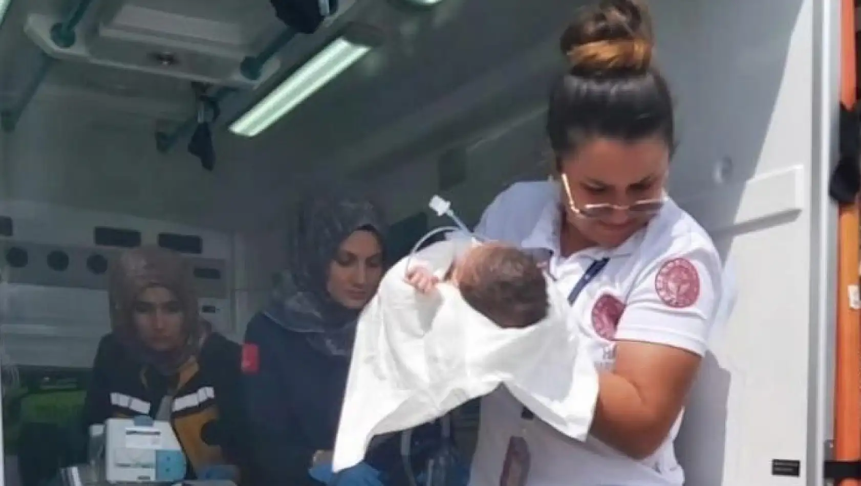 Van'da kalp hastası bebek için ambulans uçak havalandı