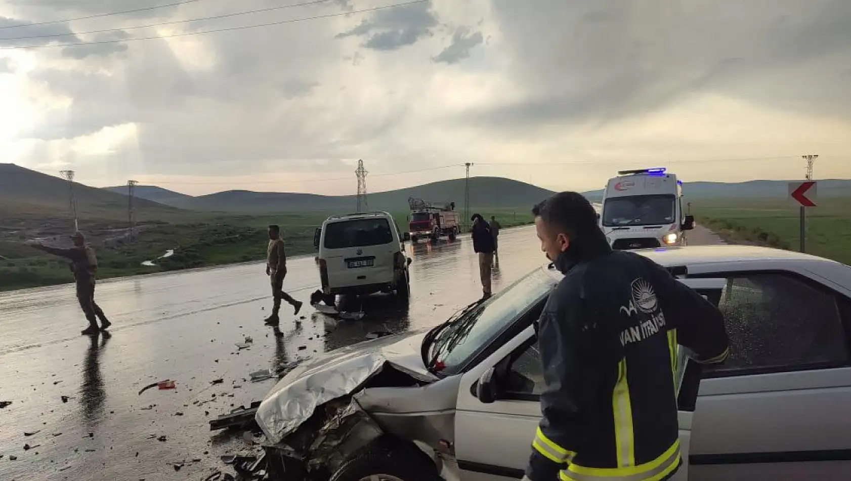 Van'da kaygan yolda zincirleme kaza! Çok sayıda yaralı var...