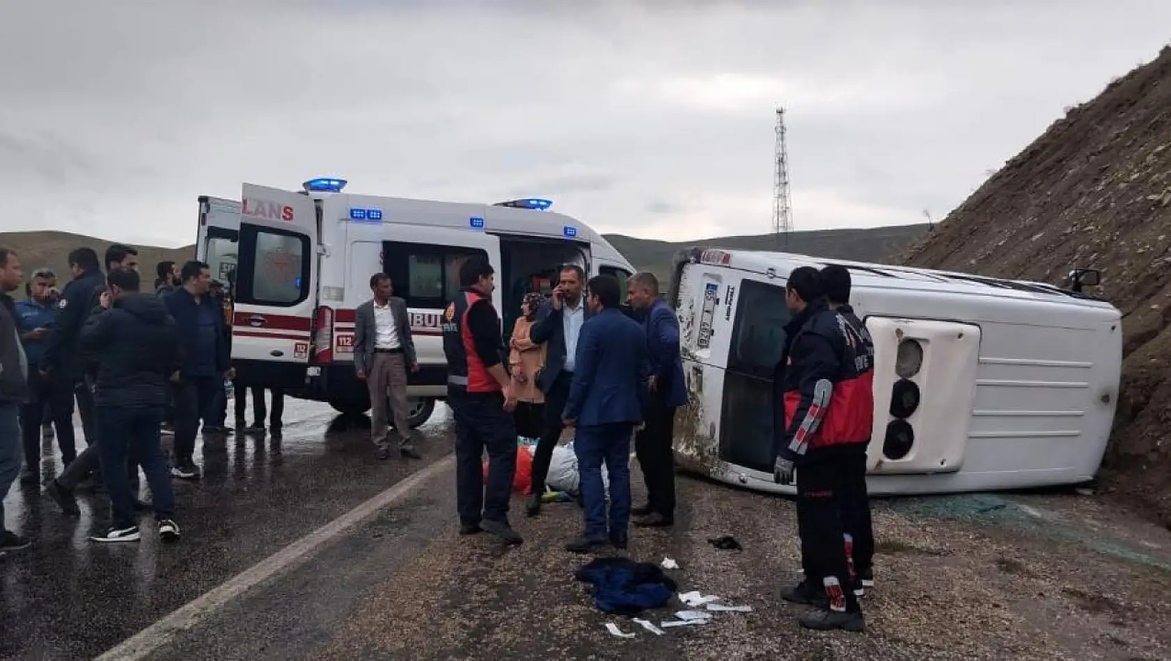 Van'da kontrolden çıkan minibüs yan yattı: Yaralılar var