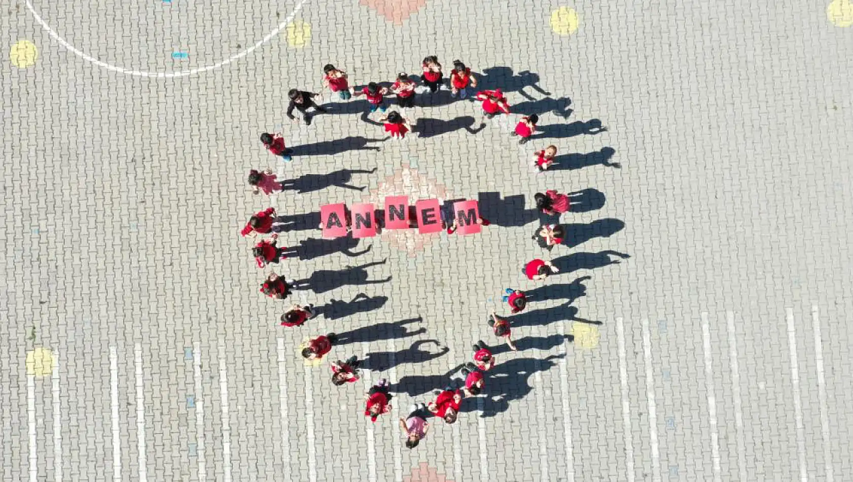 Van'da öğrenciler kalp koreografisi yaparak Anneler Günü'nü kutladı