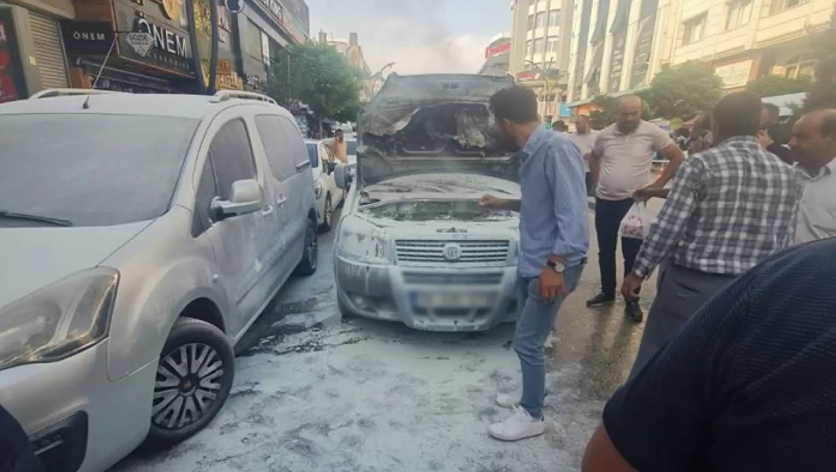 Van'da seyir halindeki araç yandı