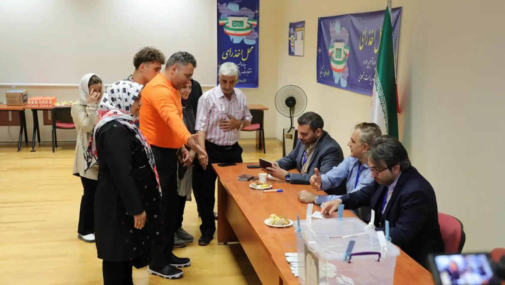 Van'daki İranlı seçmenler ikinci tur seçimleri için oy kullandı