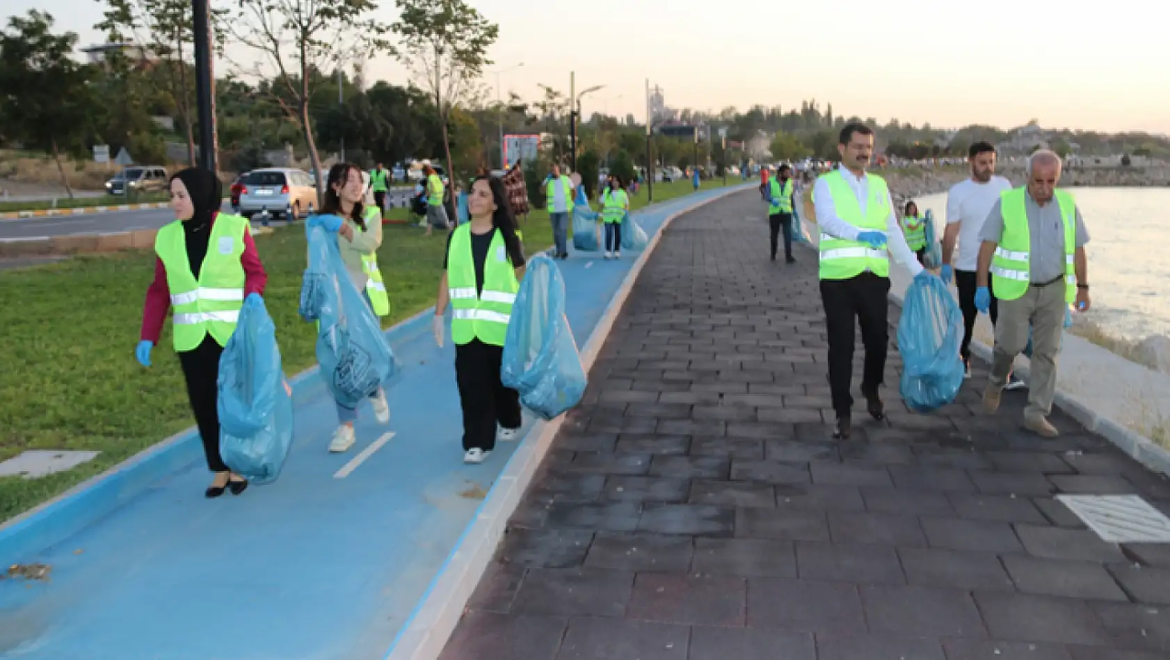 Van Gölü Sahili'nde temizlik etkinliği