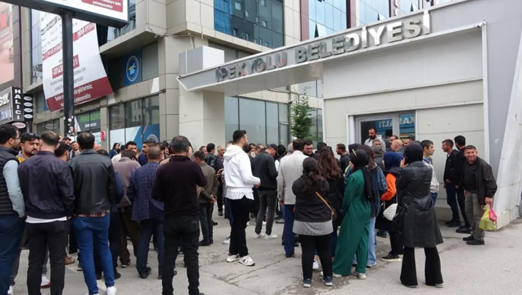 Van İpekyolu Belediyesinin 185 işçinin işine son vermesi protesto edildi