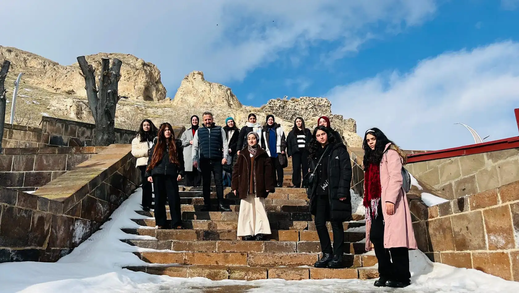 Vanlı öğrenciler maziden atiye projesi kapsamında Ahlat'ta