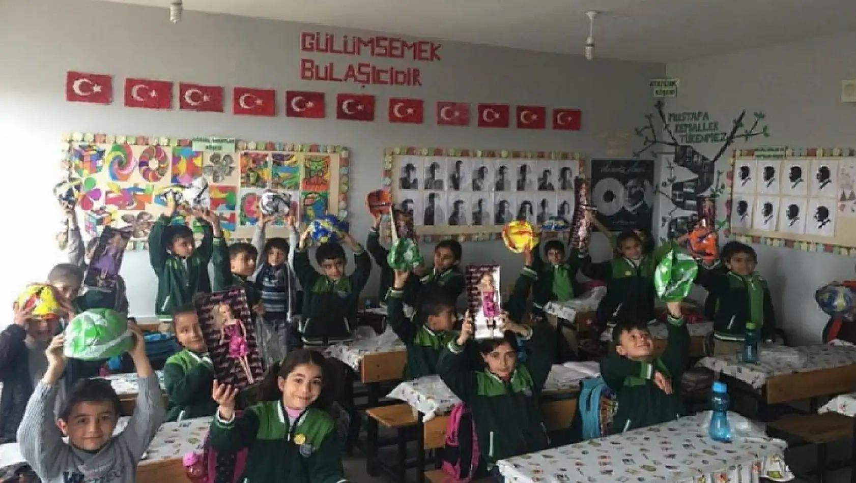 Vanlı öğrencilere oyuncak hediye edildi