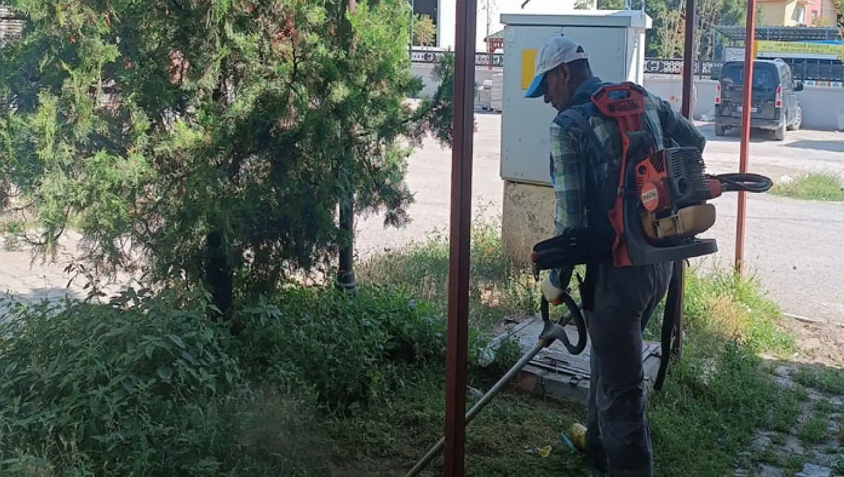 Yenişehir Mahallesi'nde yeşil alanların bakımı sürüyor