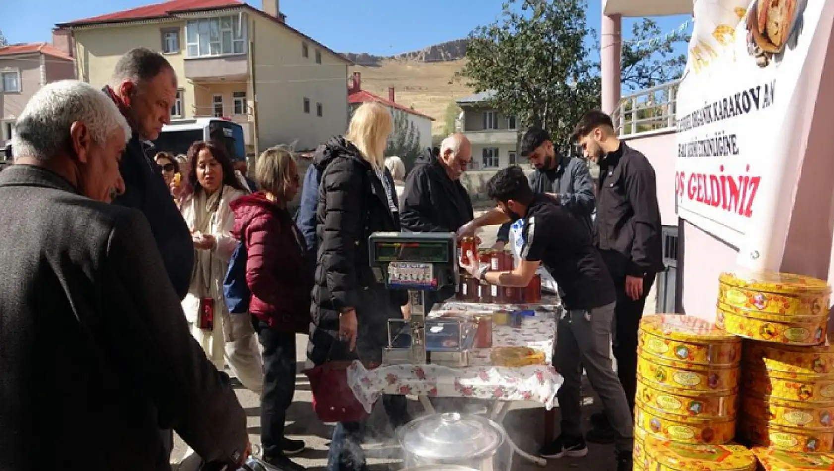 Yerli turistler Van balına hayran kaldı