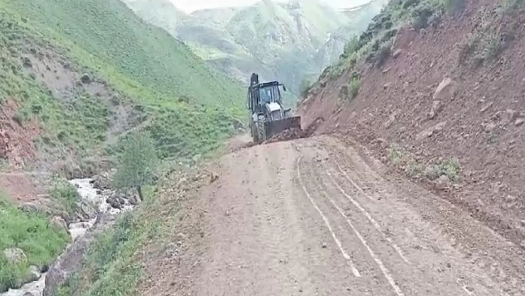 Yüksekova'nın köylerinin yol ve su kanalları yenileniyor