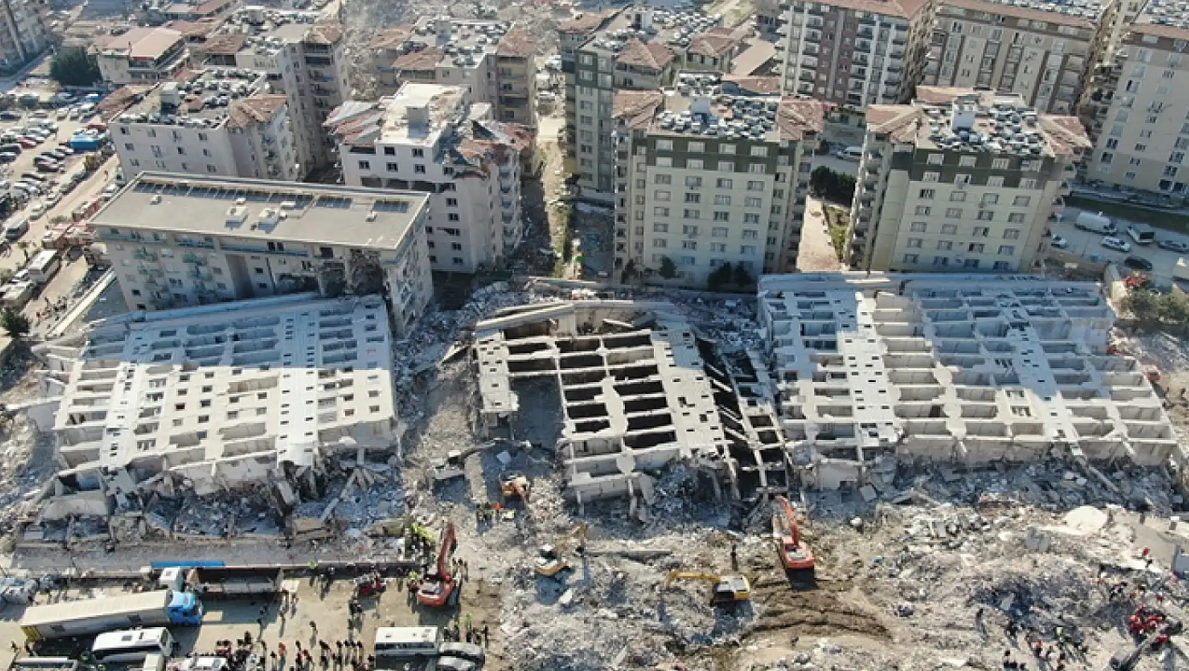 Yüzlerce kişiye mezar olan Rönesas Rezidans'ın 3. duruşması görüldü