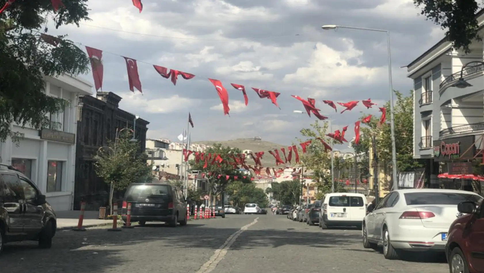 Zafer Bayramı öncesinde caddeler bayraklarla donatıldı