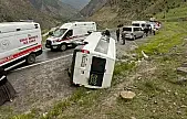 Hakkari'de öğrenci servisi devrildi