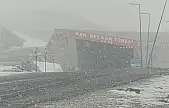 Karabet Geçidi'nde lapa lapa kar yağdı
