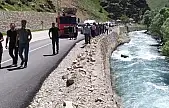Kontrolden çıkan kamyonet dereye uçtu