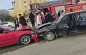 Van'da iki otomobil çarpıştı