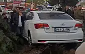 Van'da kontrolden çıkan araç ağaca çarptı: 2 yaralı