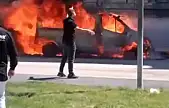 Van'da park halindeki minibüs alev alev yandı