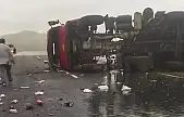 Van-Hakkari karayolunda tır devrildi: 2 yaralı