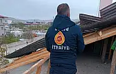 Van itfaiyesi fırtınaya karşı gece boyu seferber oldu
