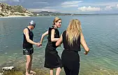 Wilma Elles ve Tuğba Özay Van Gölü'ne girdi