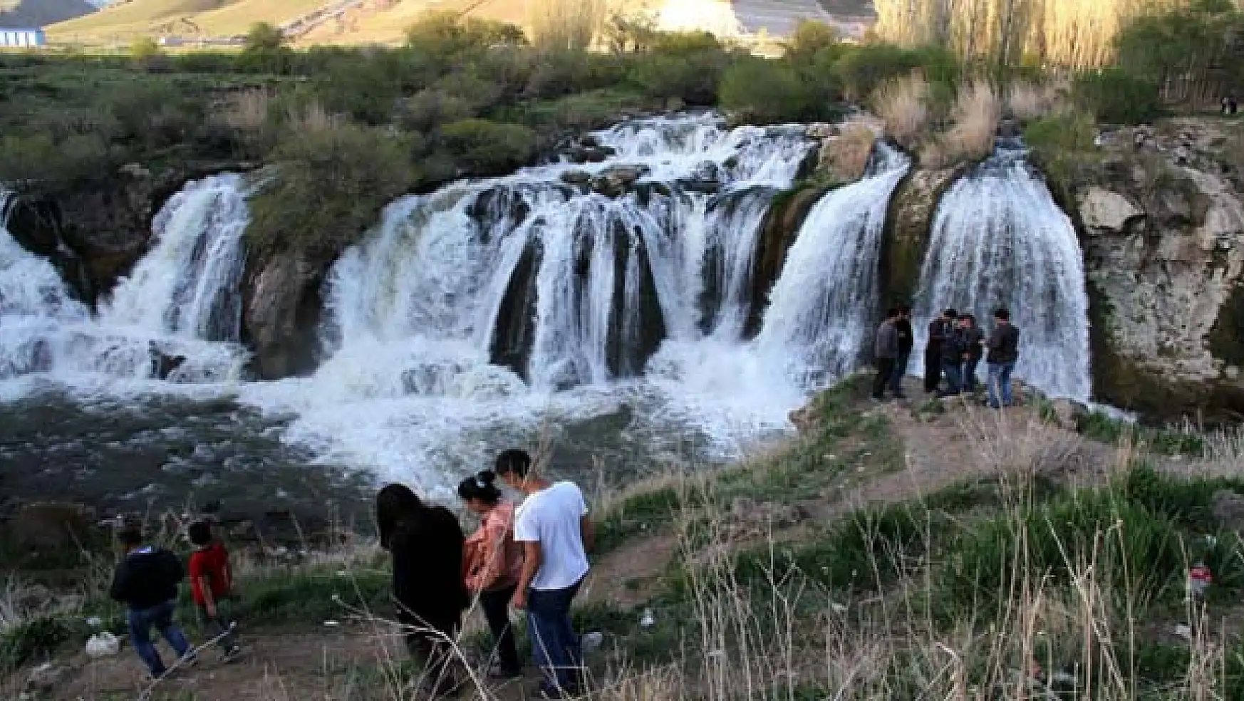 Muradiye Şelalesi'ne Turist Akını