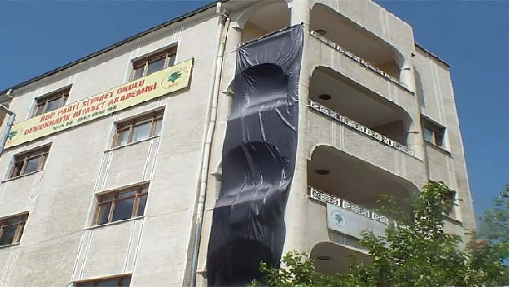 BDP Van İl Örgütü Lice için siyah pankart astı