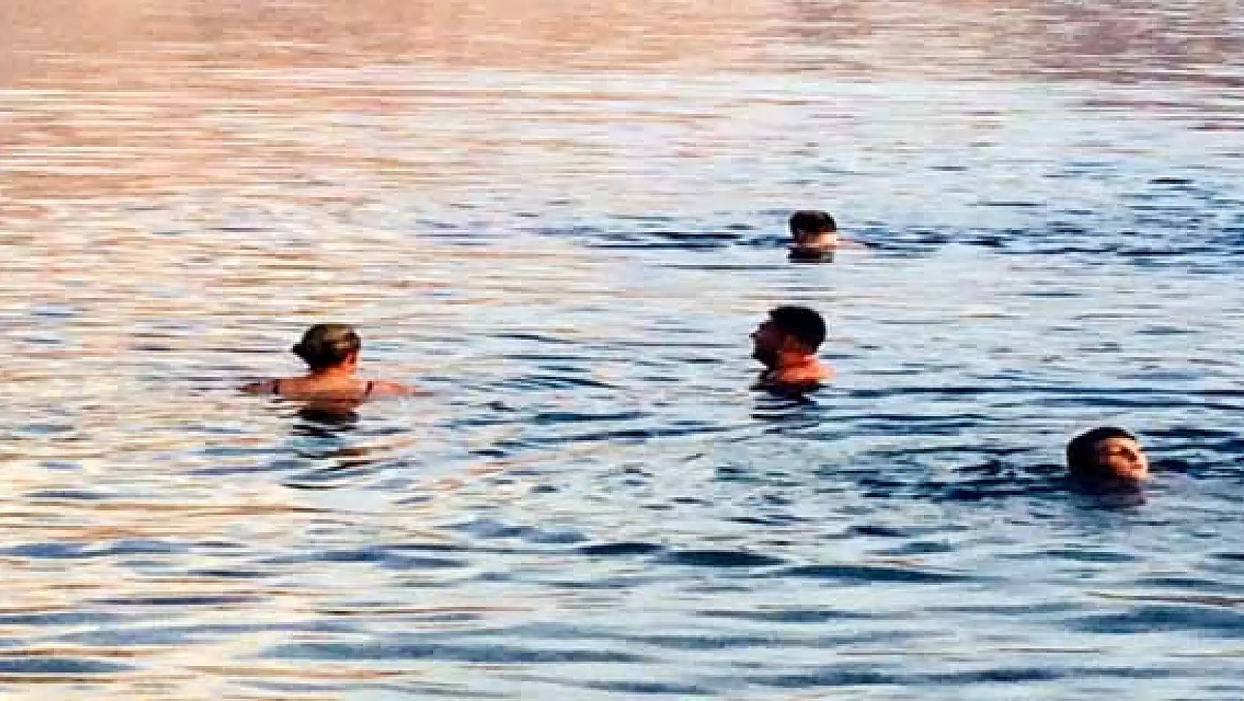 Turistlerin Akdamar Adasında Göl Keyfi 