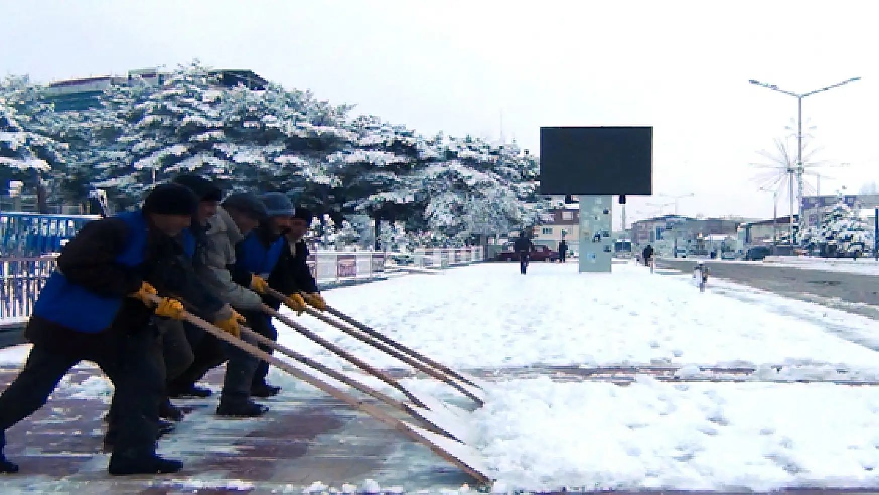 Erciş Belediyesi'nden Kar Temizleme Çalışması