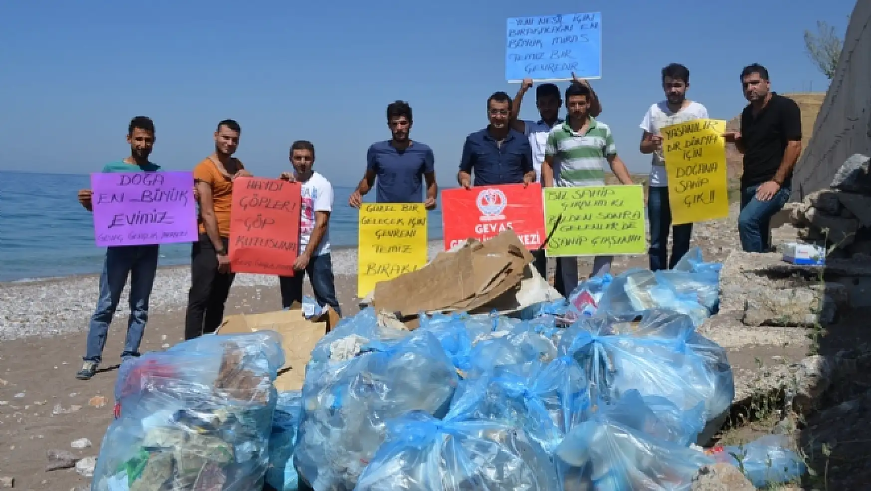 Gönüllü gençlerden sahil temizliği