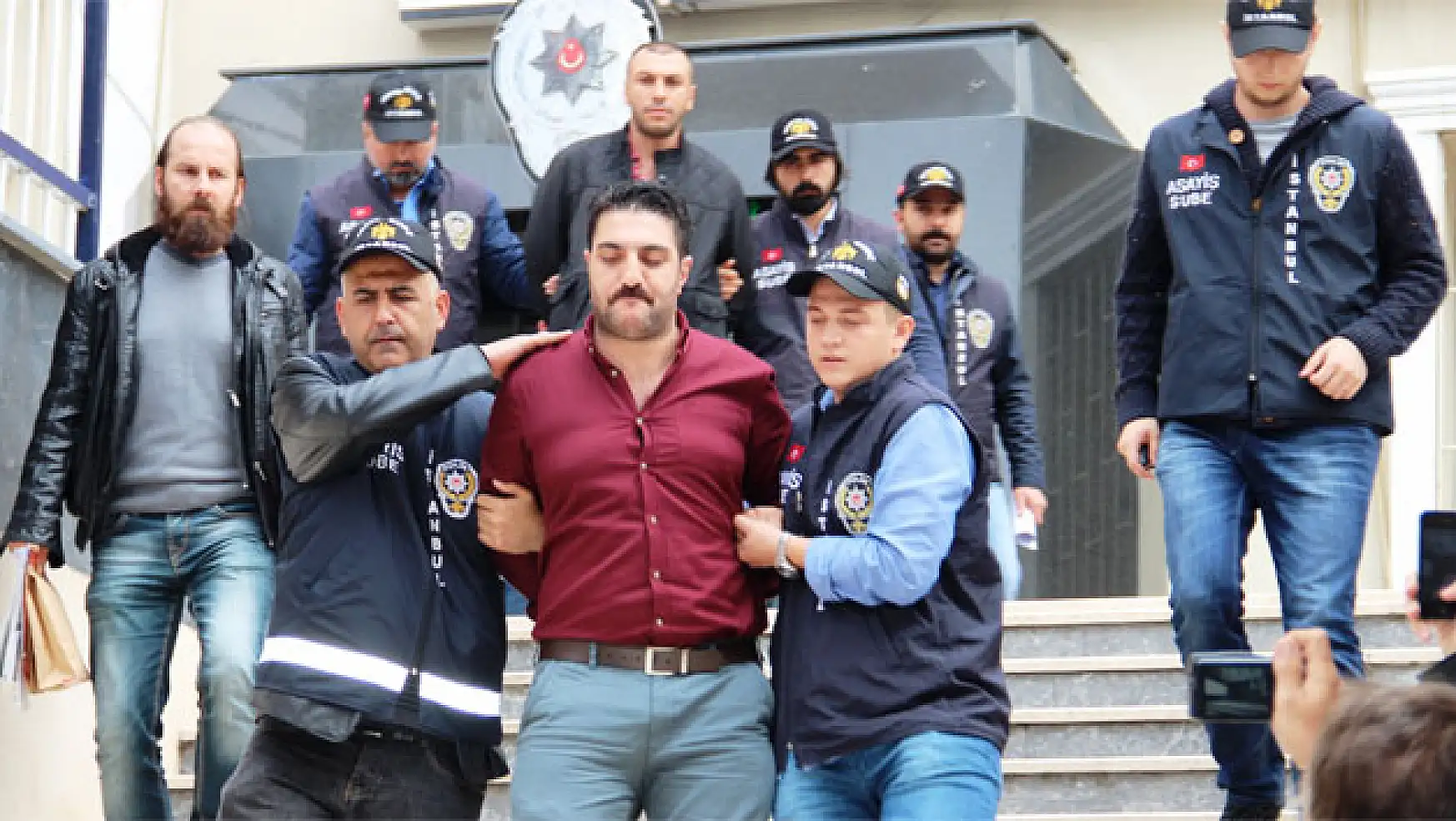 Ahmet Hakana saldıranlar AK Partiden ihraç edildi