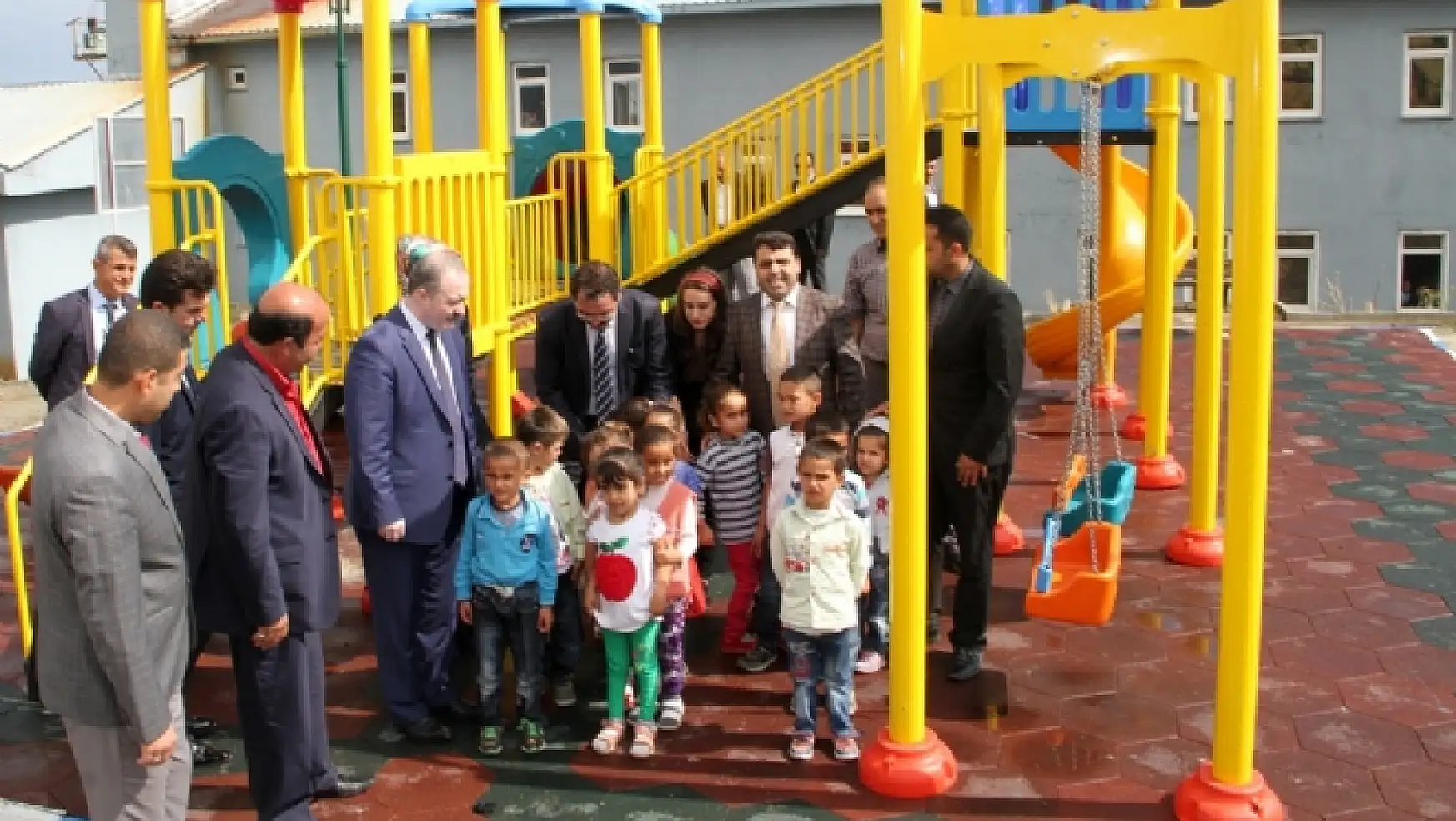 Tuşba Belediyesinden Okullara Oyun Parkları