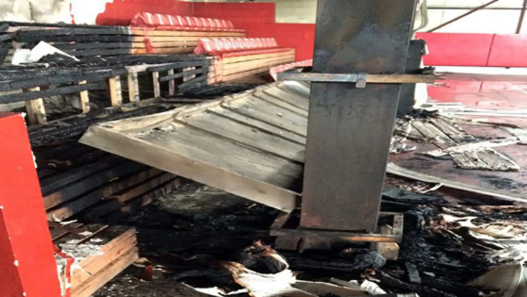 Vanda Kapalı Spor Salonu Yakıldı