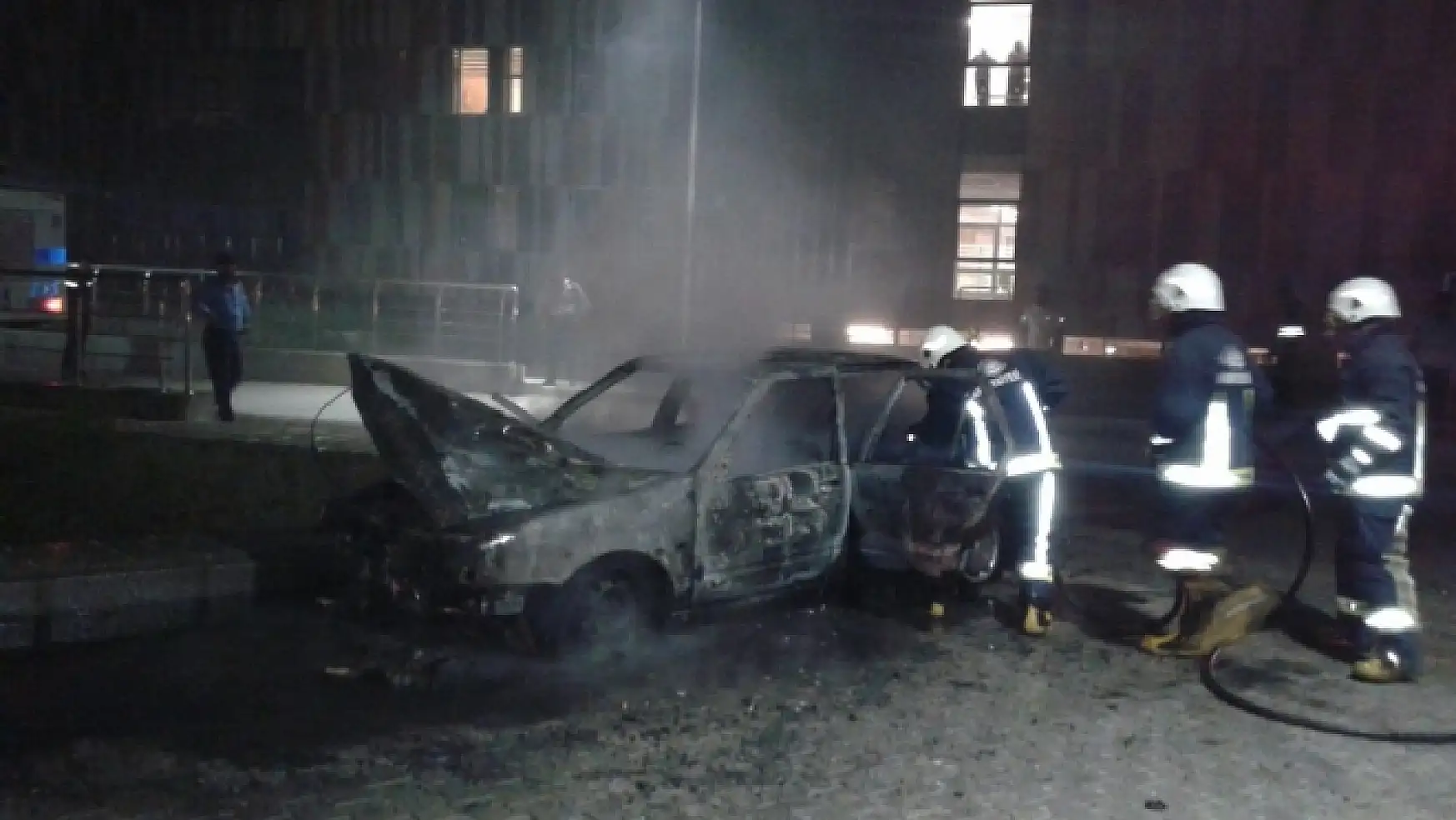 Seyir halindeki otomobil alev alev yandı 