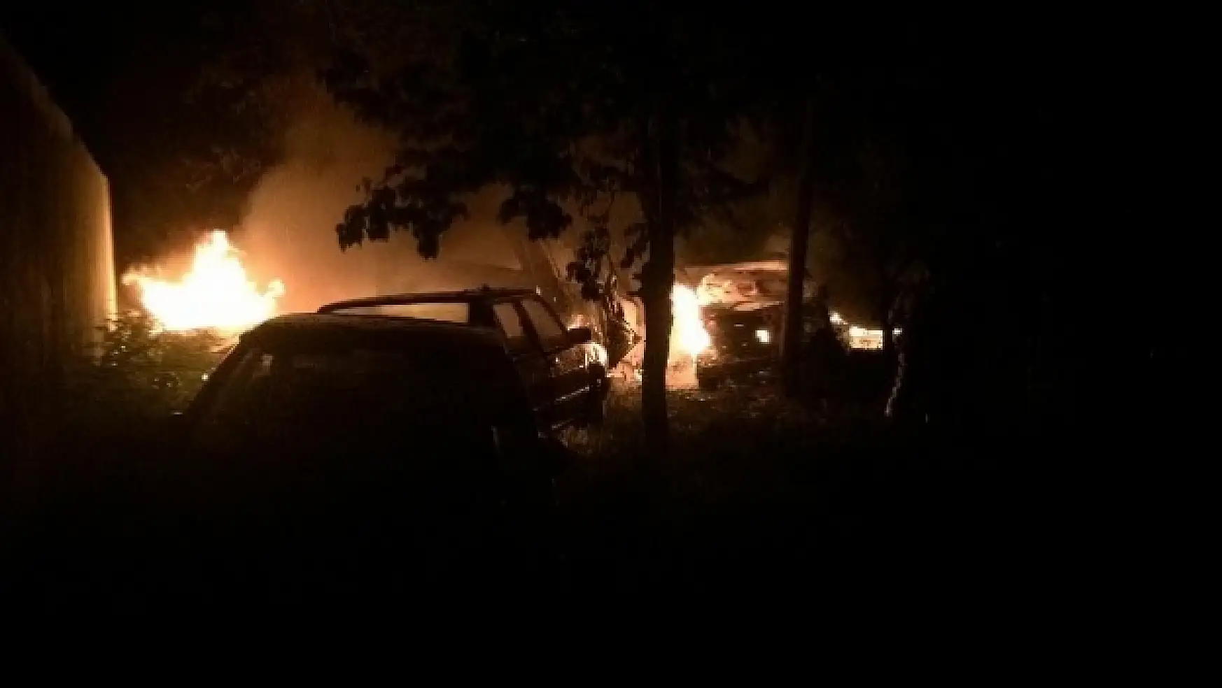 Van'da onlarca araç cayır cayır yandı