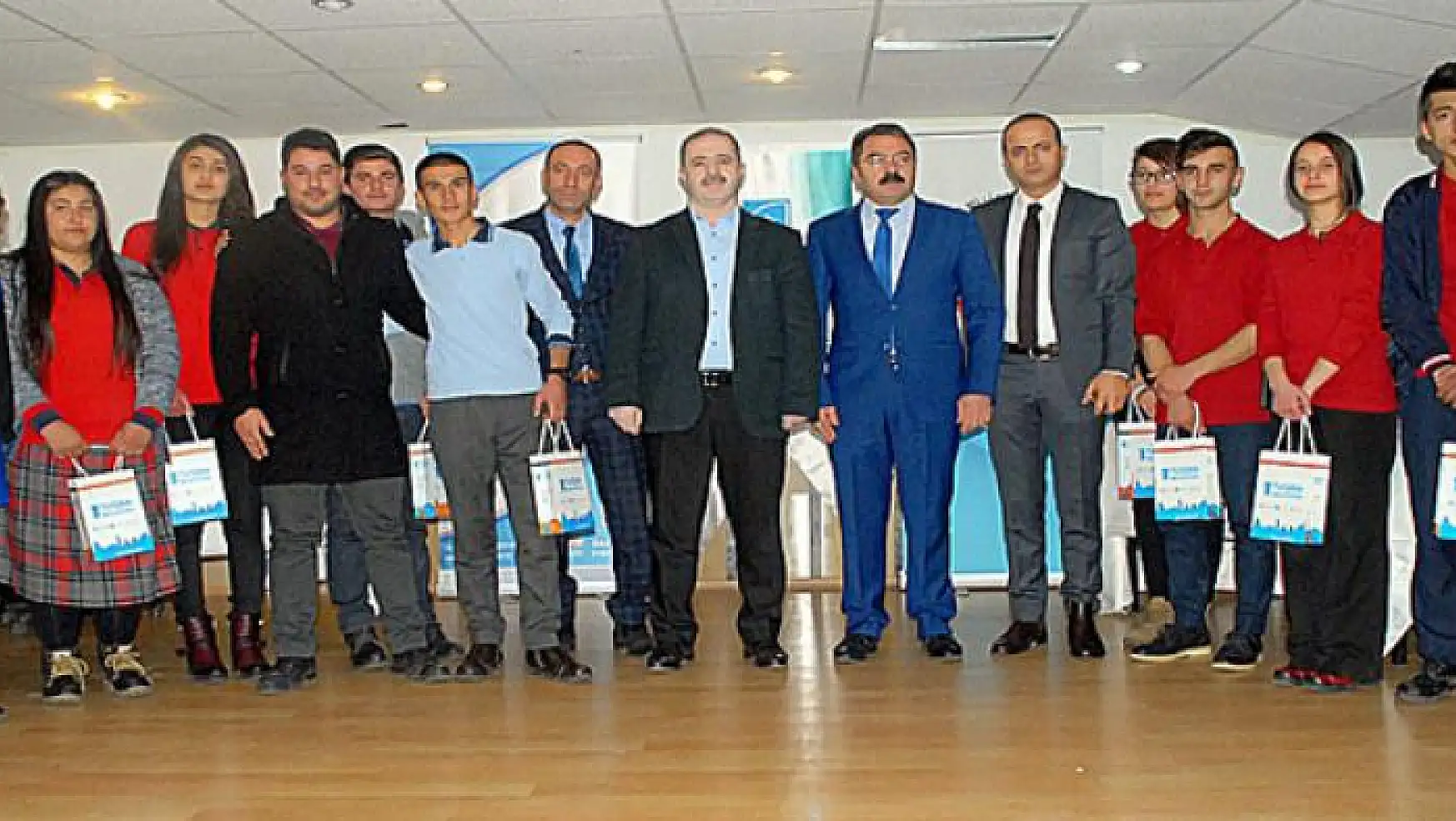 Tuşba'da 'Fikirler Konuşuluyor' münazara yarışması düzenlendi