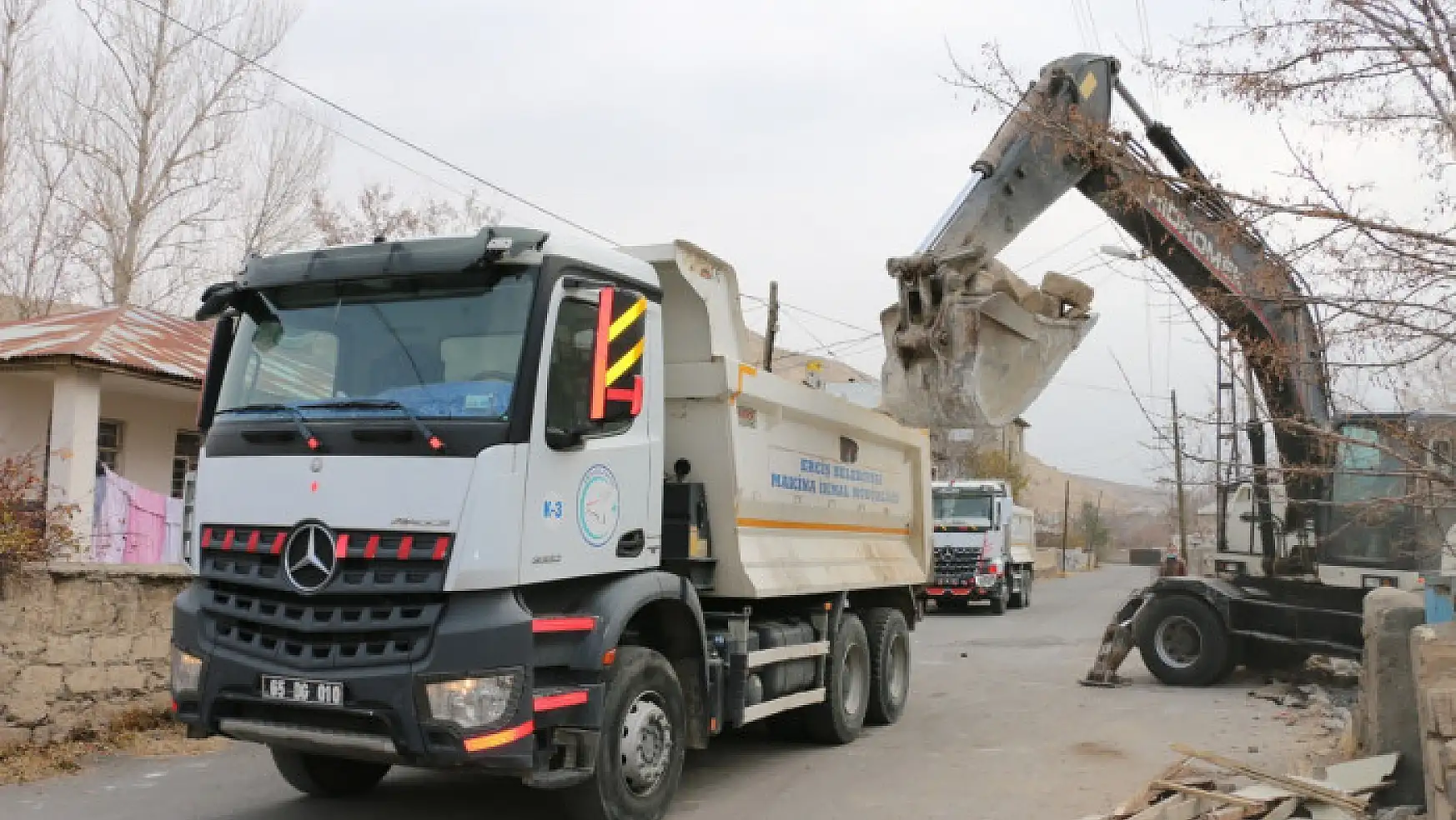 Erciş'teki metruk binaların yıkımı sürüyor