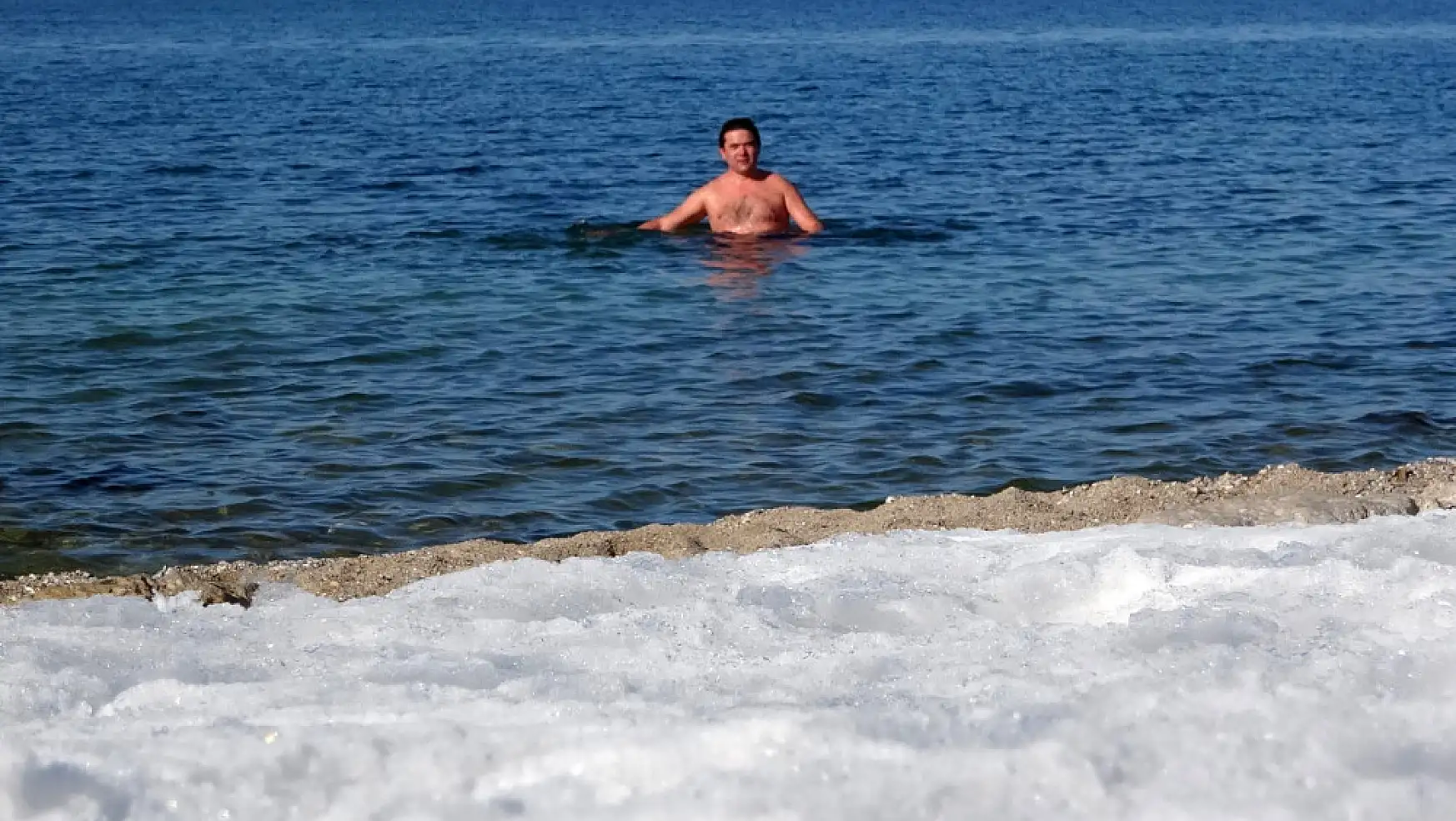 Acil tıp doktoru dondurucu havada Van Gölü'nde yüzüyor