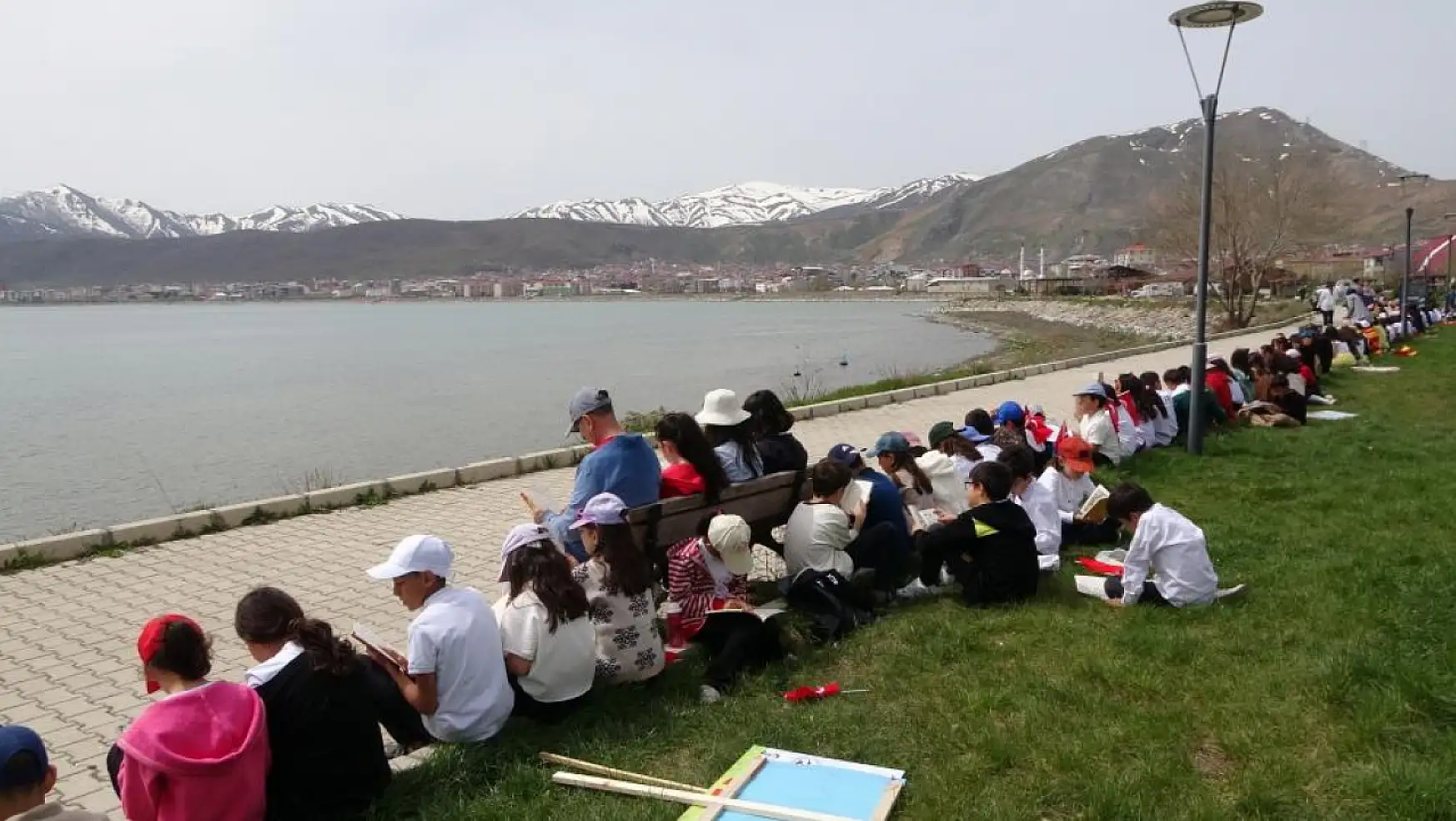 400 Öğrenci Van Gölü sahilinde yürüyüş yapıp kitap okudu