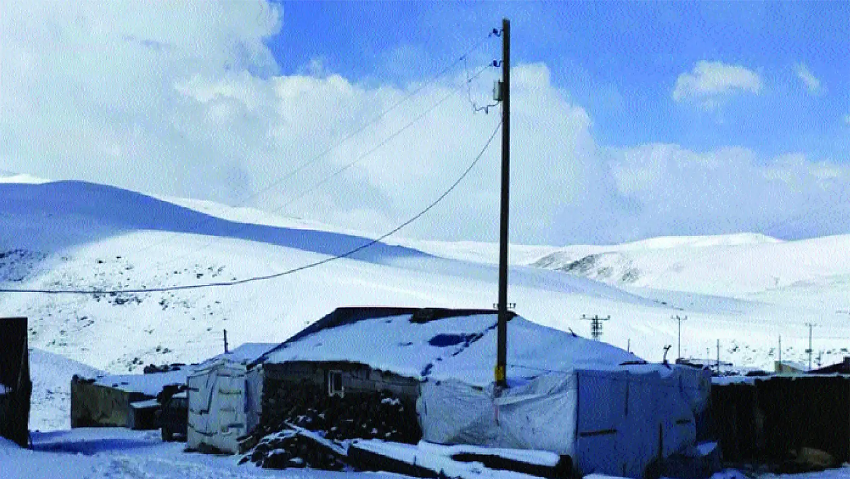 Ağrı'da kar yağışı köylüleri şaşırttı