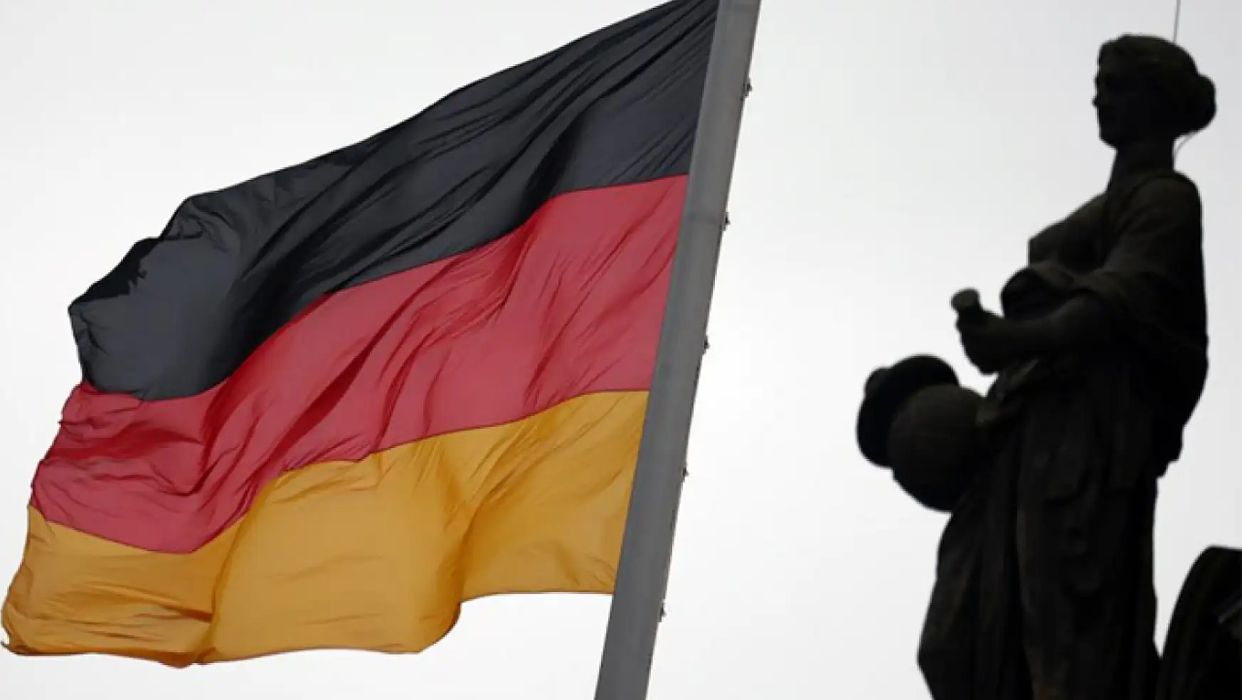 Almanya'dan vatandaşlarına 'İran'ı terk edin' uyarısı