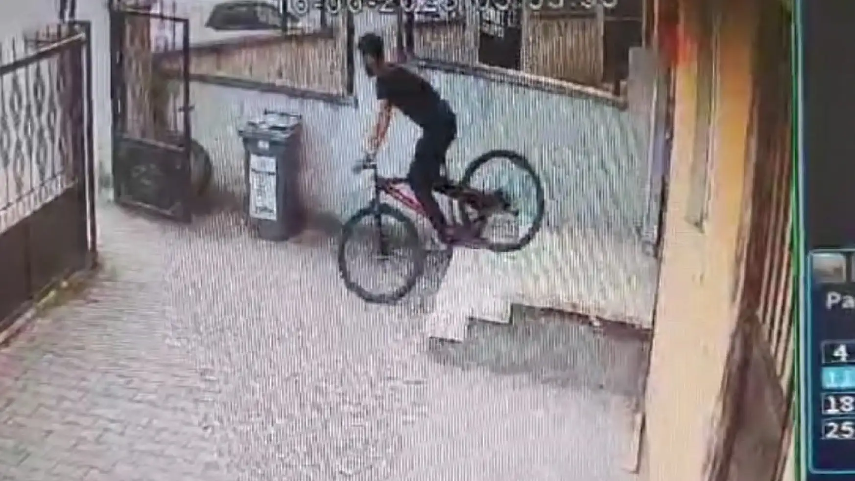 Apartmandan bisiklet çalan hırsız kameralara yakalandı