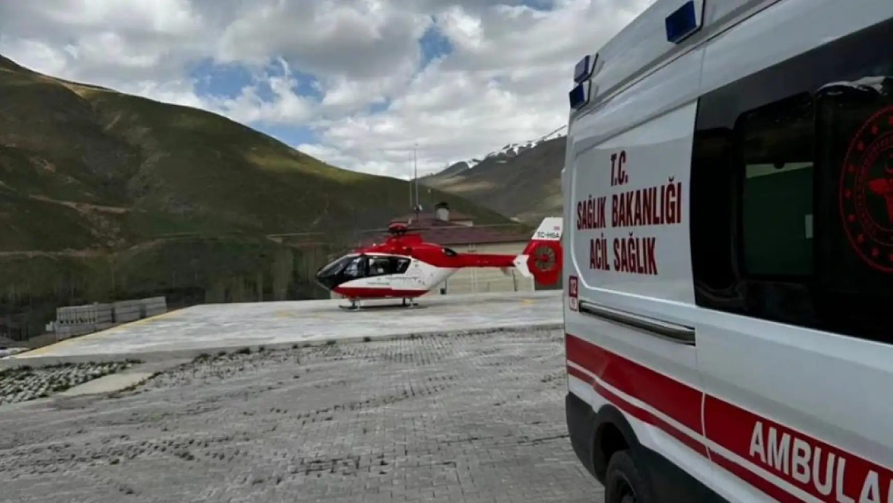 Bahçesaray'da 53 yaşındaki hasta, ambulans helikopterle Van'a sevk edildi