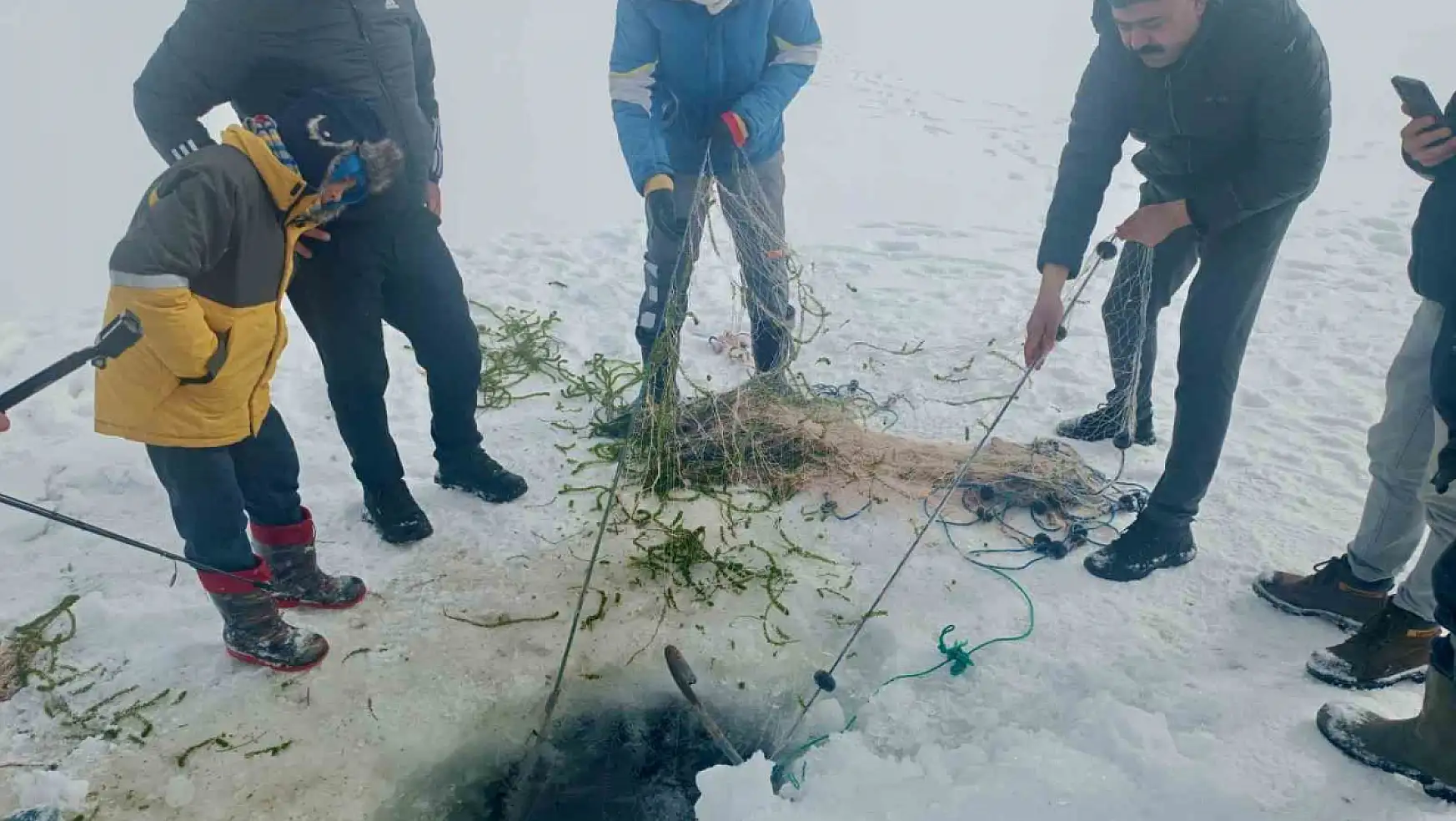 Buz tutan Balık Gölü'nde, buzu kırıp balık tuttular
