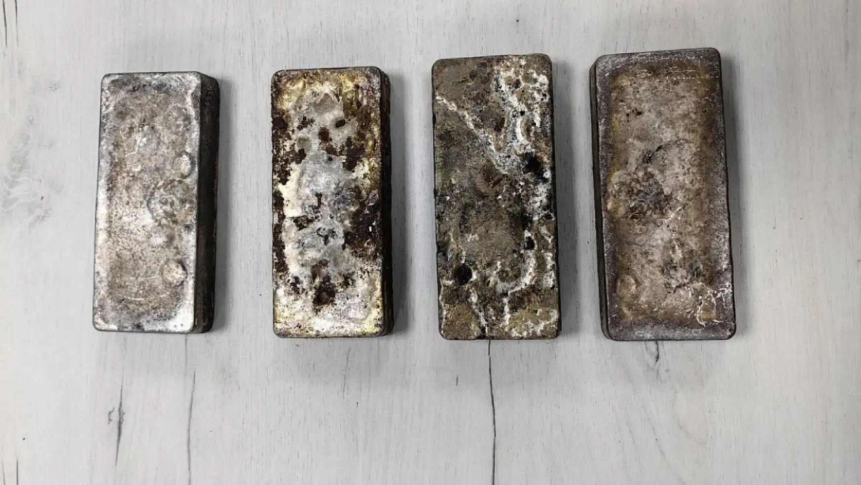 Cep telefonu şeklindeki getirdiği 14 kilo gümüş külçe gümrüğe takıldı