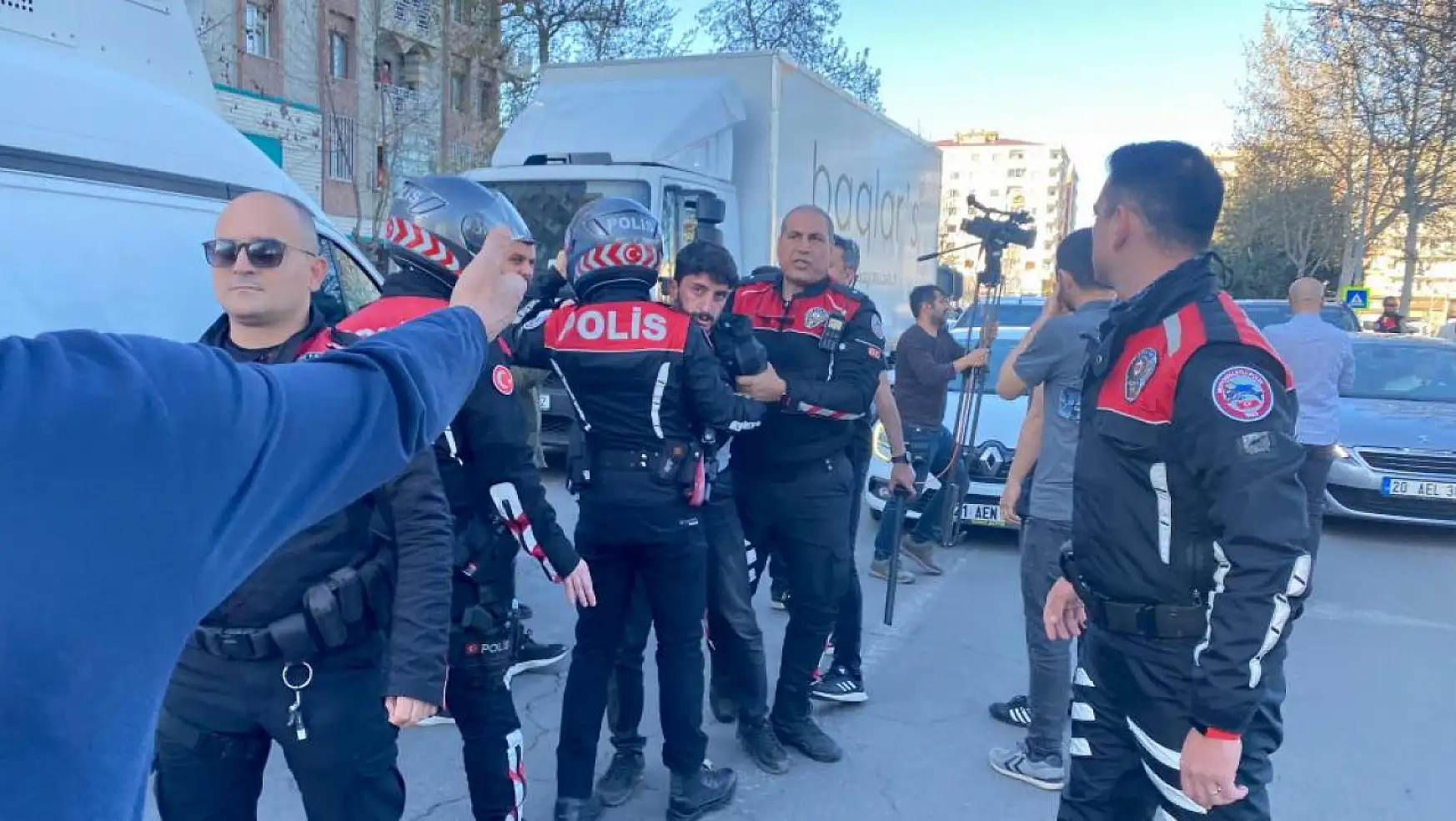 Diyarbakır'da Van'a destek yürüyüşü! Çok sayıda gözaltı var...