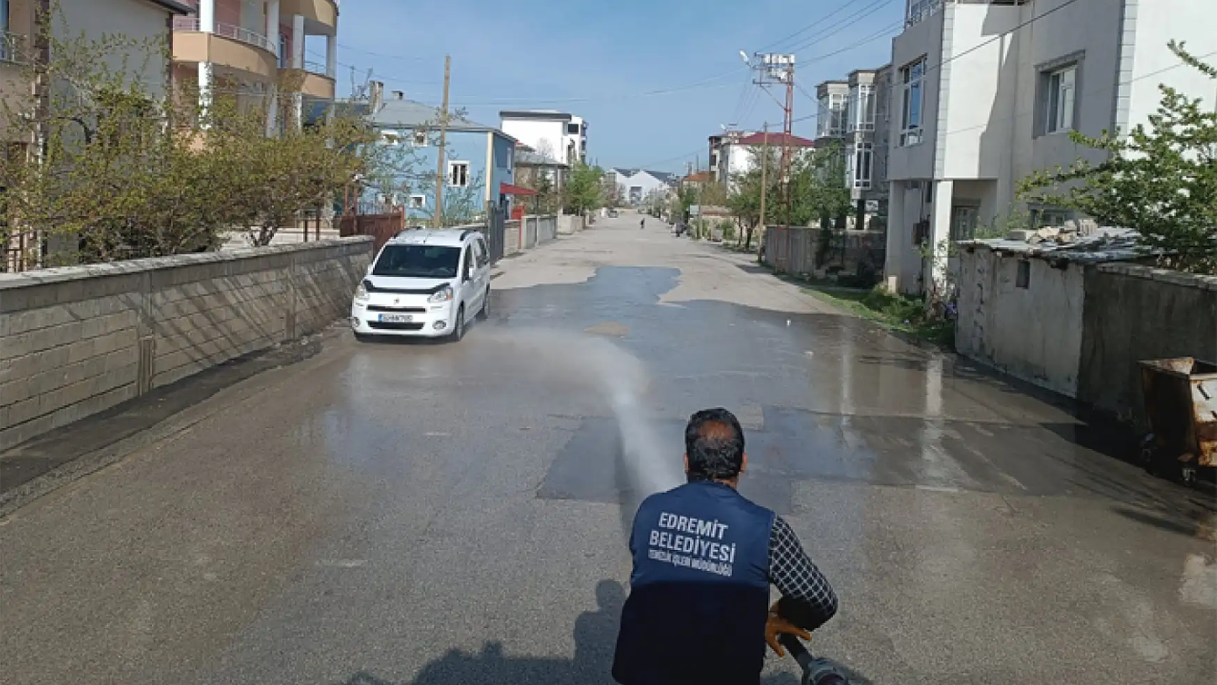 Edremit Belediyesi'nin temizlik çalışmaları sürüyor