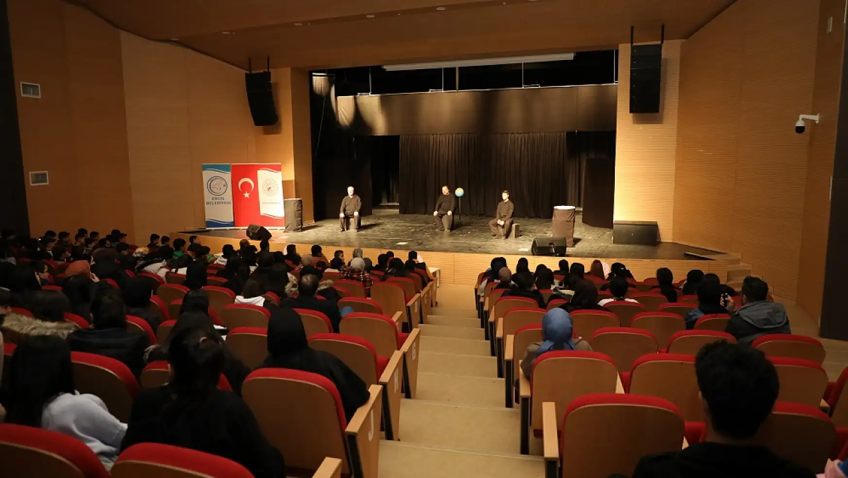 Erciş'te 'Şahidimiz Anadolu' Tiyatro Oyunu Sahnelendi