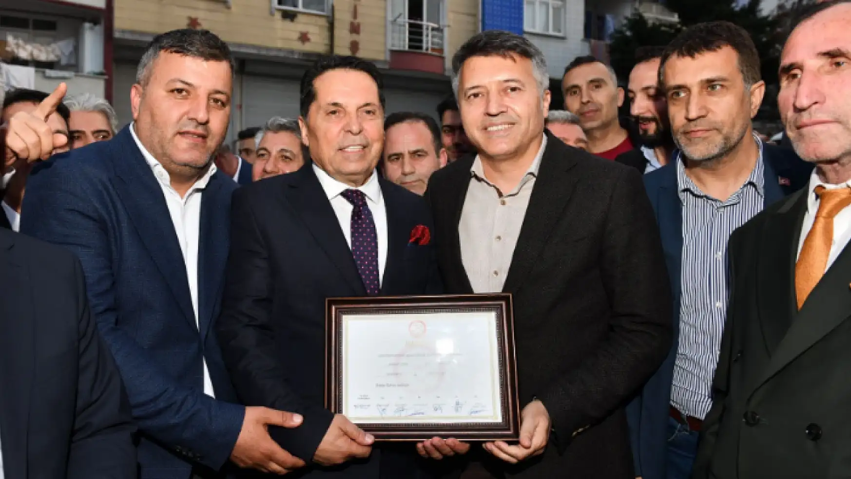 Gazetemiz yazarı Ahmet Özer, mazbatasını aldı