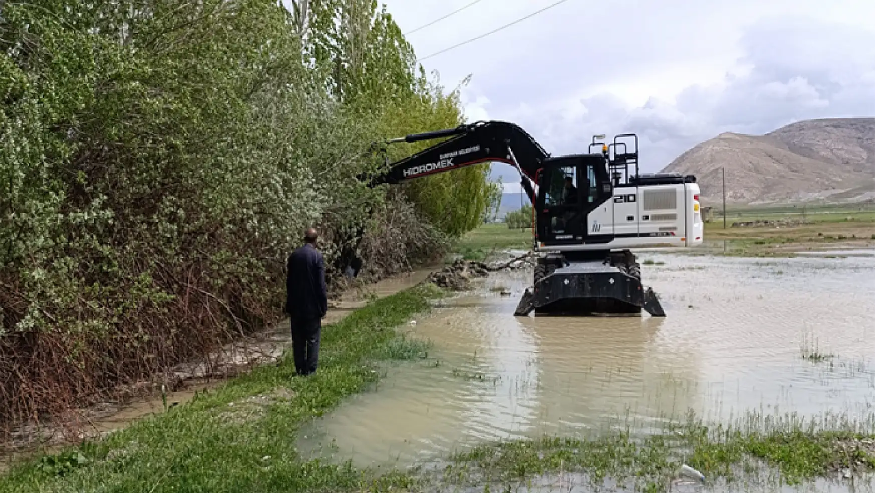 Gürpınar'da tarımsal sulama kanallarının temizliği devam ediyor