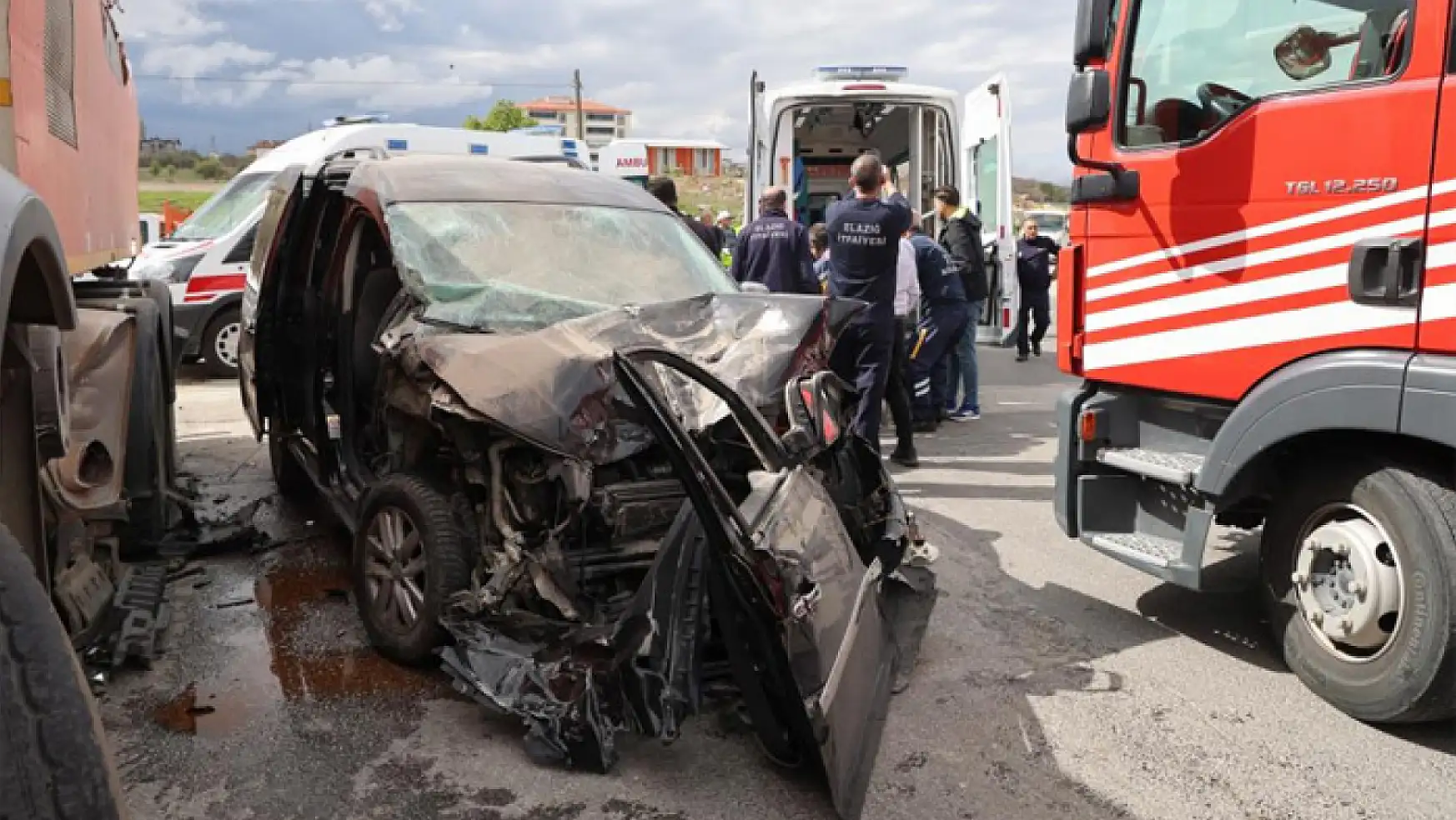 Hafif ticari araç, temizlik kamyonuna çarptı: 5 yaralı